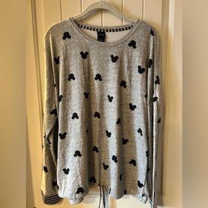 Brand new without tags Mickey lounge top.